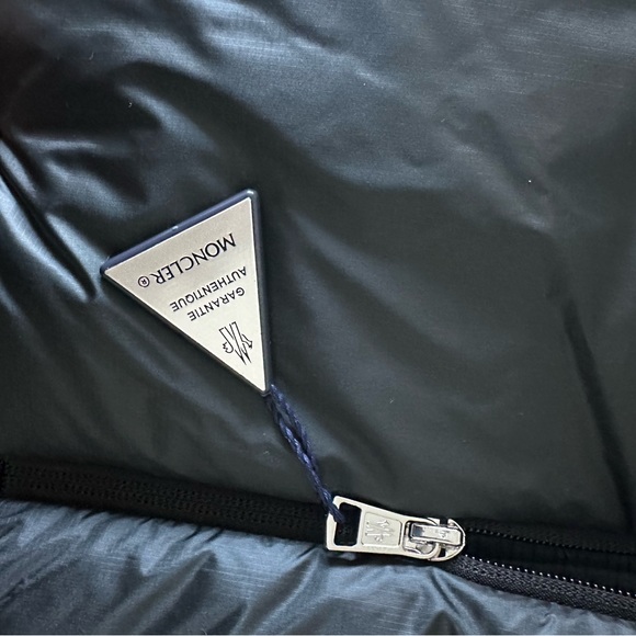 Moncler | SOULIER SHORT DOWN JACKET | Men’s 2 (Medium) | Navy Blue - Picture 12 of 13